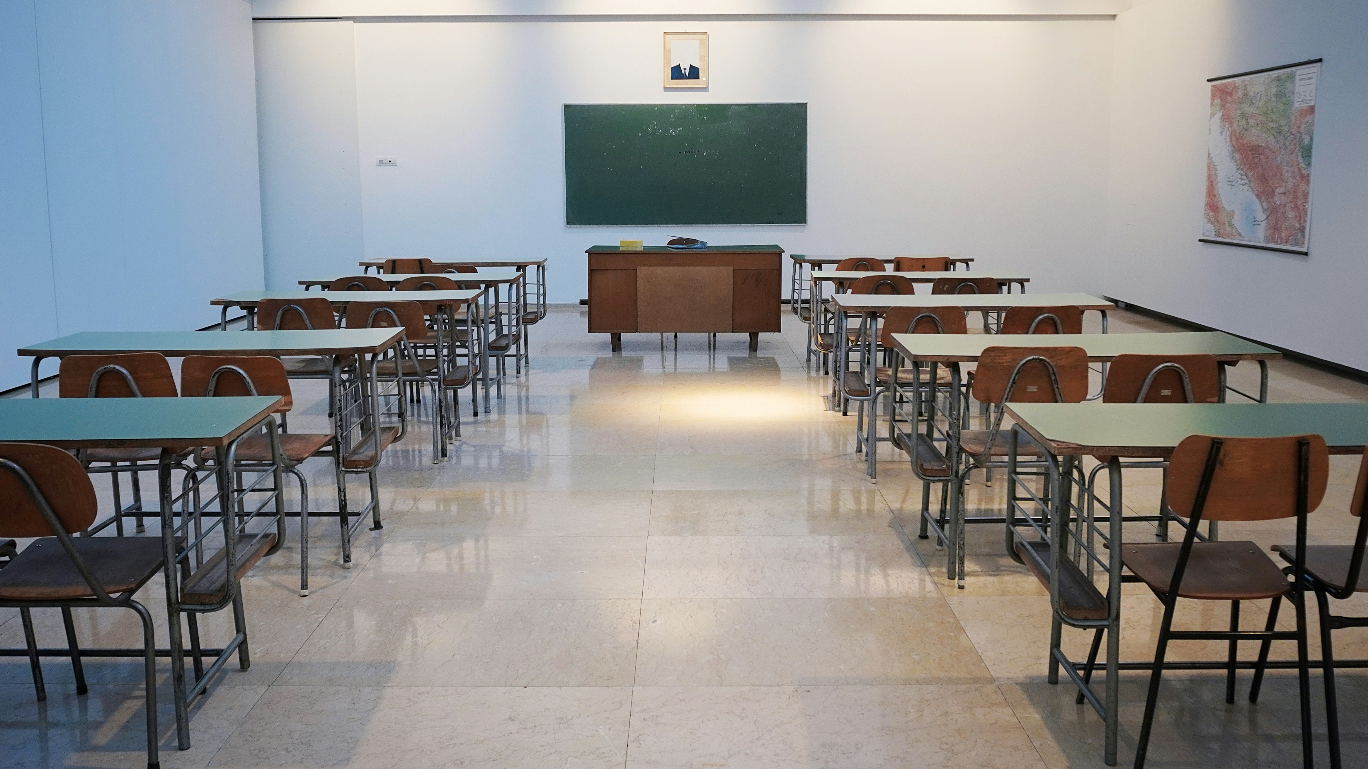 På bilde er klasseromet med grønne tabel